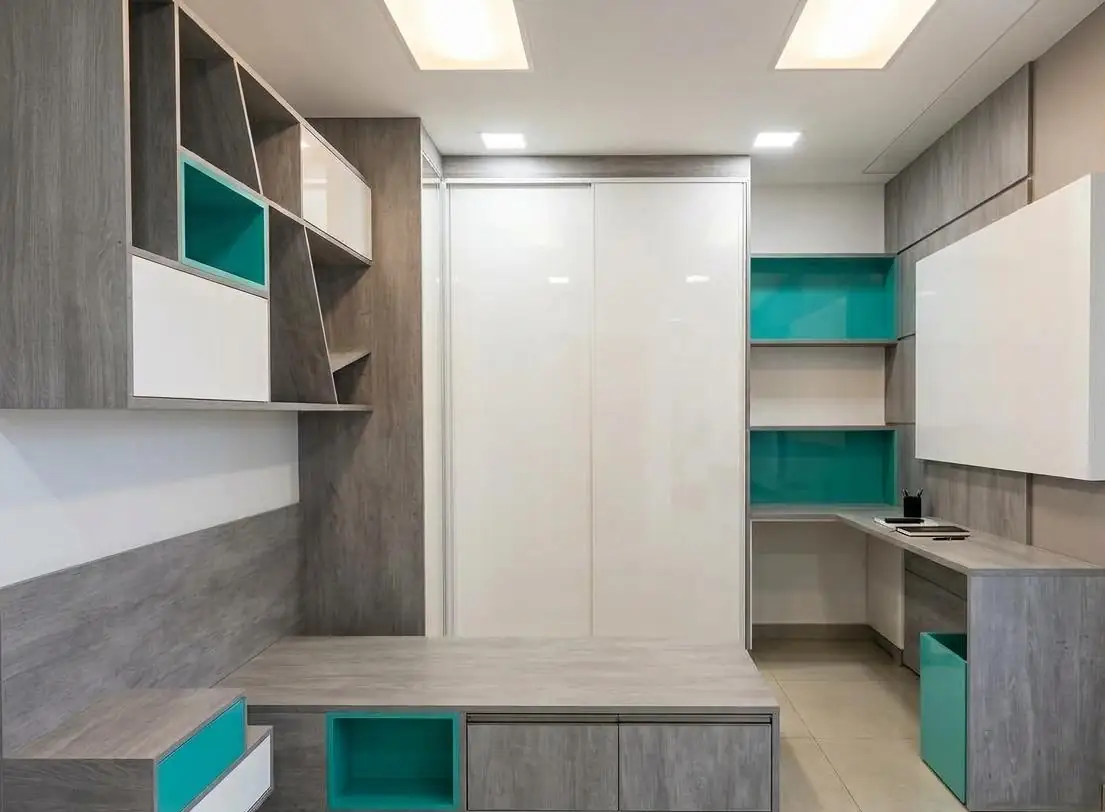 Quarto planejado com guarda-roupa, cama tablado e escrivaninha
